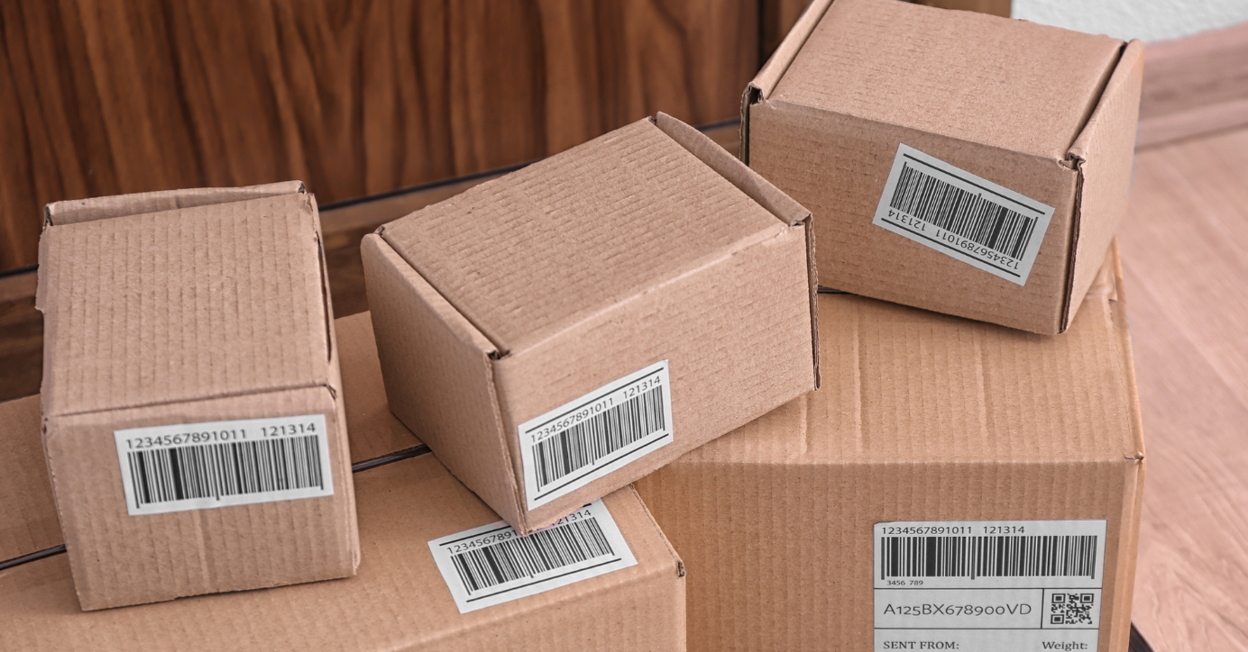 Diskrete Versandkartons mit Barcodes, geeignet für intime Lifestyle-Produkte und Zubehör.