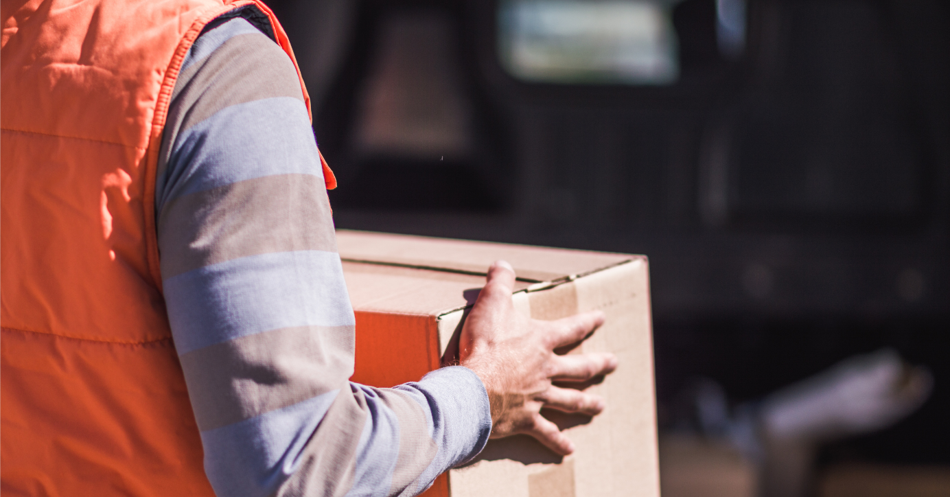 Diskrete Lieferung mit Paket, anonymer Versand Erotikprodukte, Mann trägt Karton