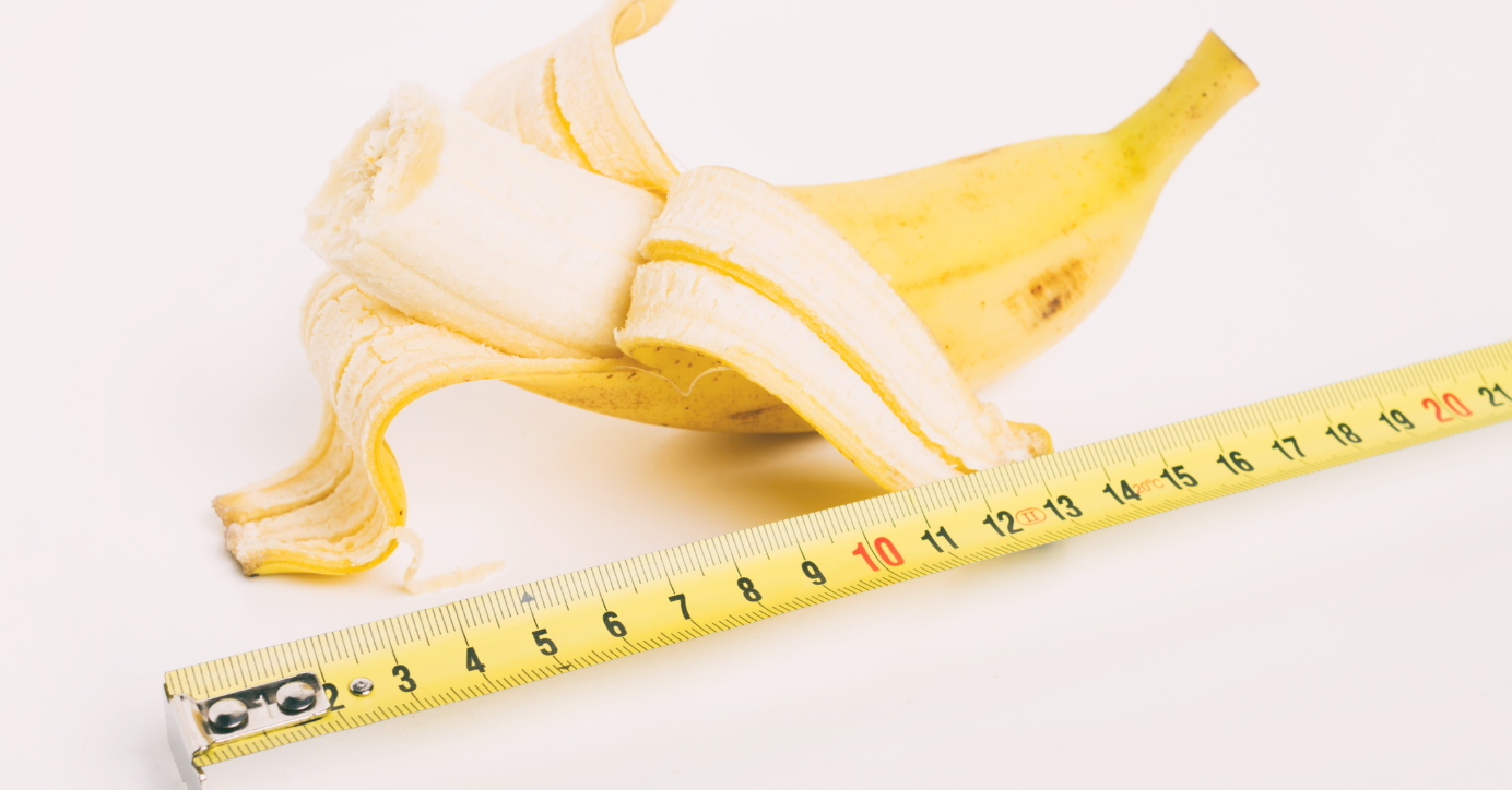 Halb geschälte Banane mit Maßband, Symbol für Größenvergleich im erotischen Kontext