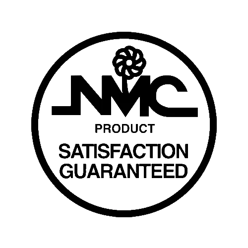 Schwarzes Qualitätssiegel mit NMC-Logo und Aufschrift 'Satisfaction Guaranteed', Symbol für Erotikprodukte-Sicherheit.