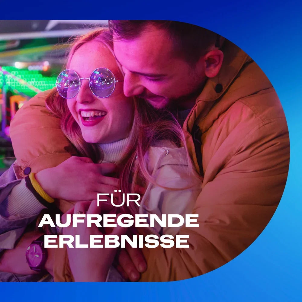 Lachendes Paar in inniger Umarmung, ideal für aufregende und sinnliche Erlebnisse