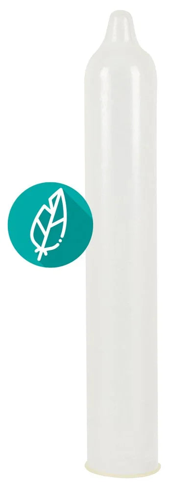 Transparentes, extralanges Kondom mit glatter Oberfläche und Sensitiv-Symbol, freigestellt