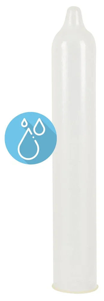 Klares, langes Kondom mit glatter Oberfläche und Feuchtigkeits-Symbol, neutraler Hintergrund.