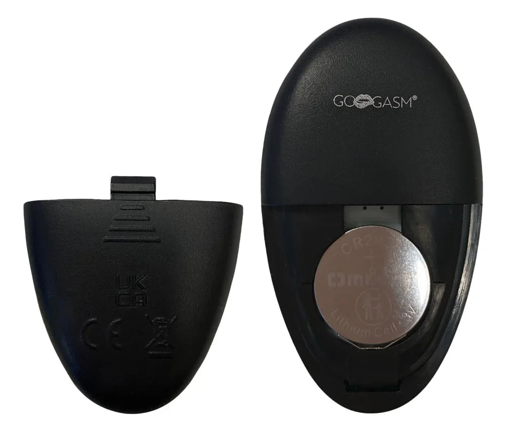 Schwarzer Vibrator-Batteriefachdeckel und geöffnetes Batteriefach mit Knopfzelle, Erotikzubehör