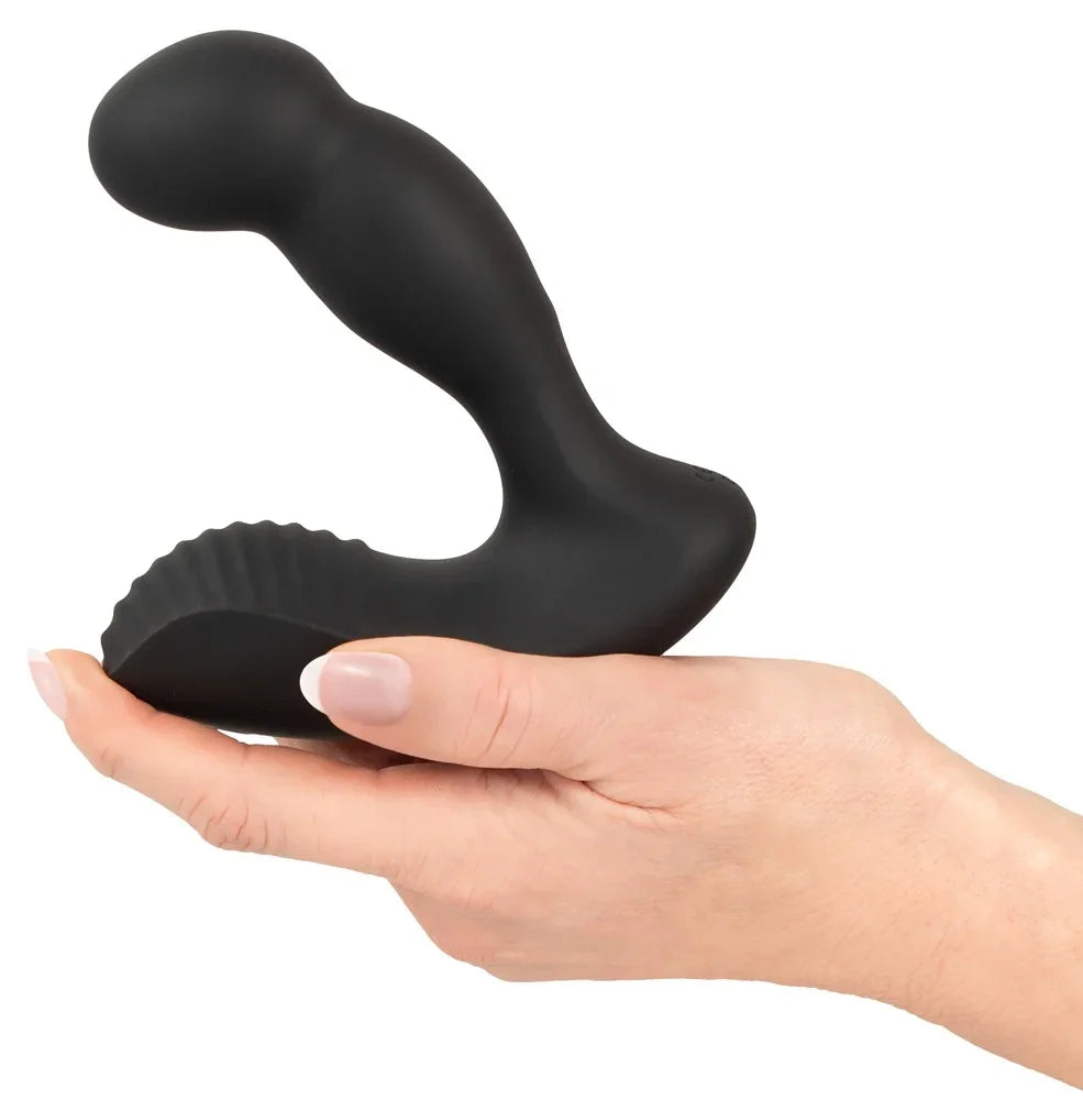 Schwarzer G-Punkt-Vibrator mit Klitorissimulation, gehalten in Hand – ideal für intime Momente