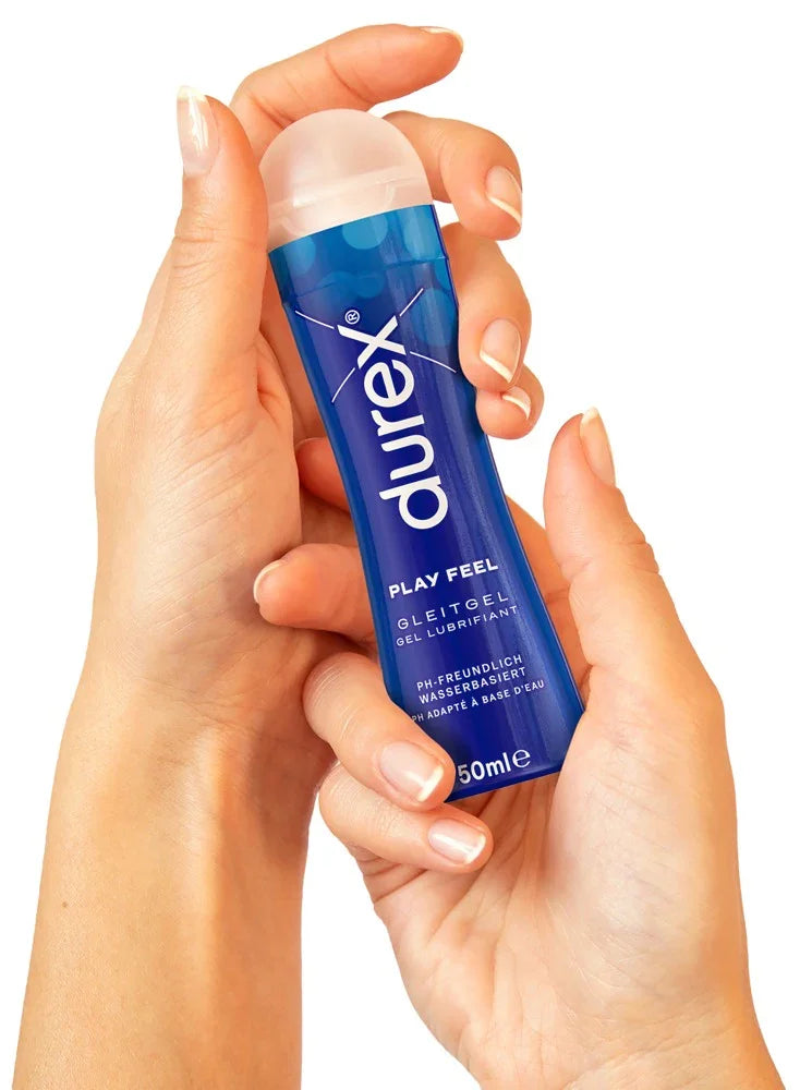 Hand hält blaue Flasche Durex Play Feel Gleitgel, wasserbasiertes Intimgleitmittel