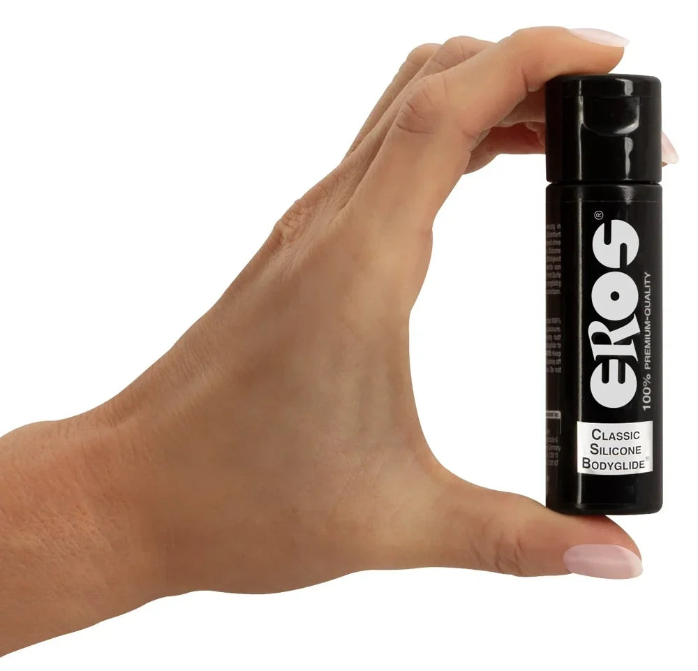 Eros Classic Silicone Bodyglide Gleitgel in schwarzer Flasche, gehalten in Hand