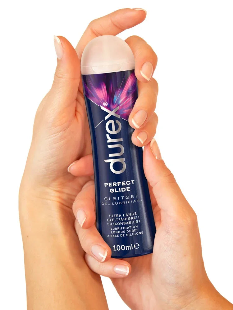 Hand hält Durex Gleitgel Flasche, silikonbasiertes Gleitmittel für Paare, 100ml