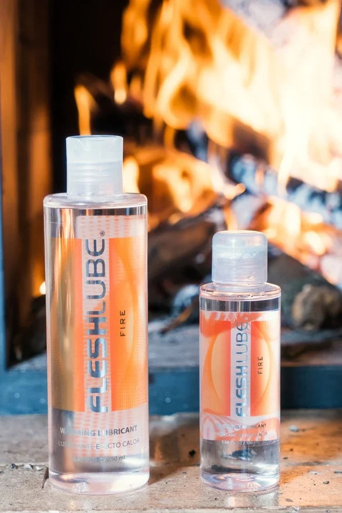 Fleshlube Fire wärmendes Gleitgel vor Kaminfeuer – ideal für intime Momente