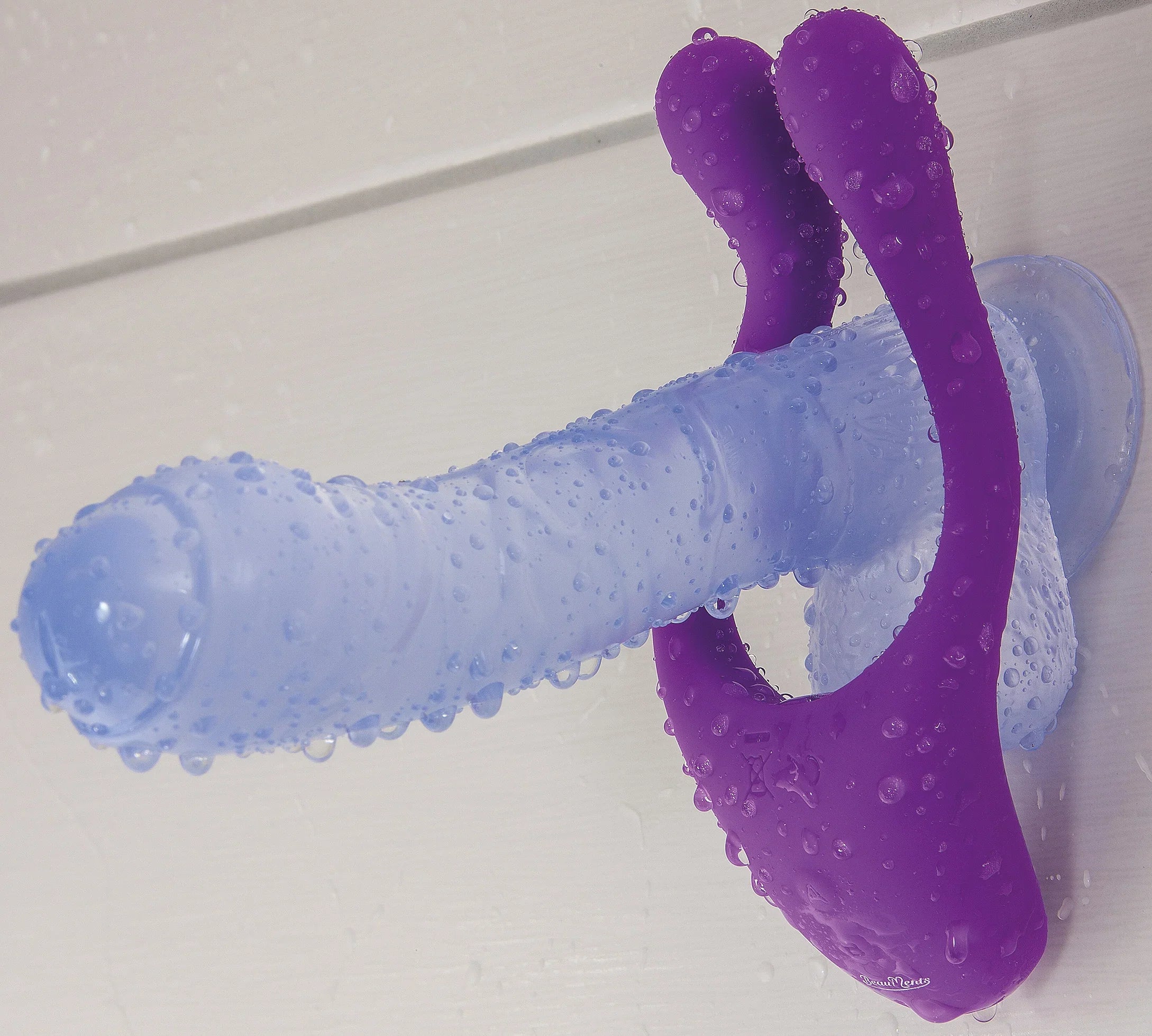 Lila und blauer Dildo mit Saugnapf, wasserdicht mit Wassertropfen