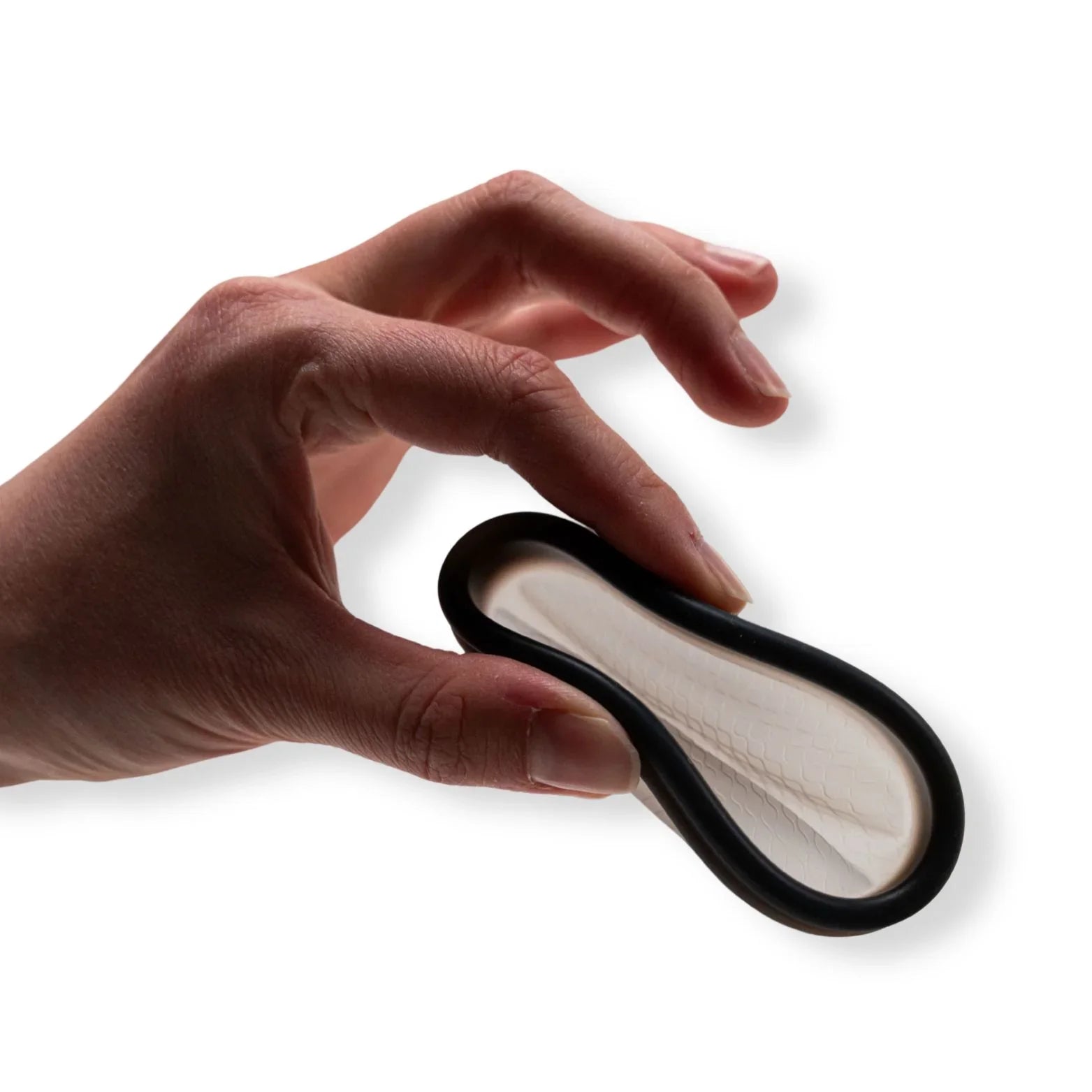 Schwarzer Silikon-Vibrator mit texturierter Oberfläche, gehalten in der Hand