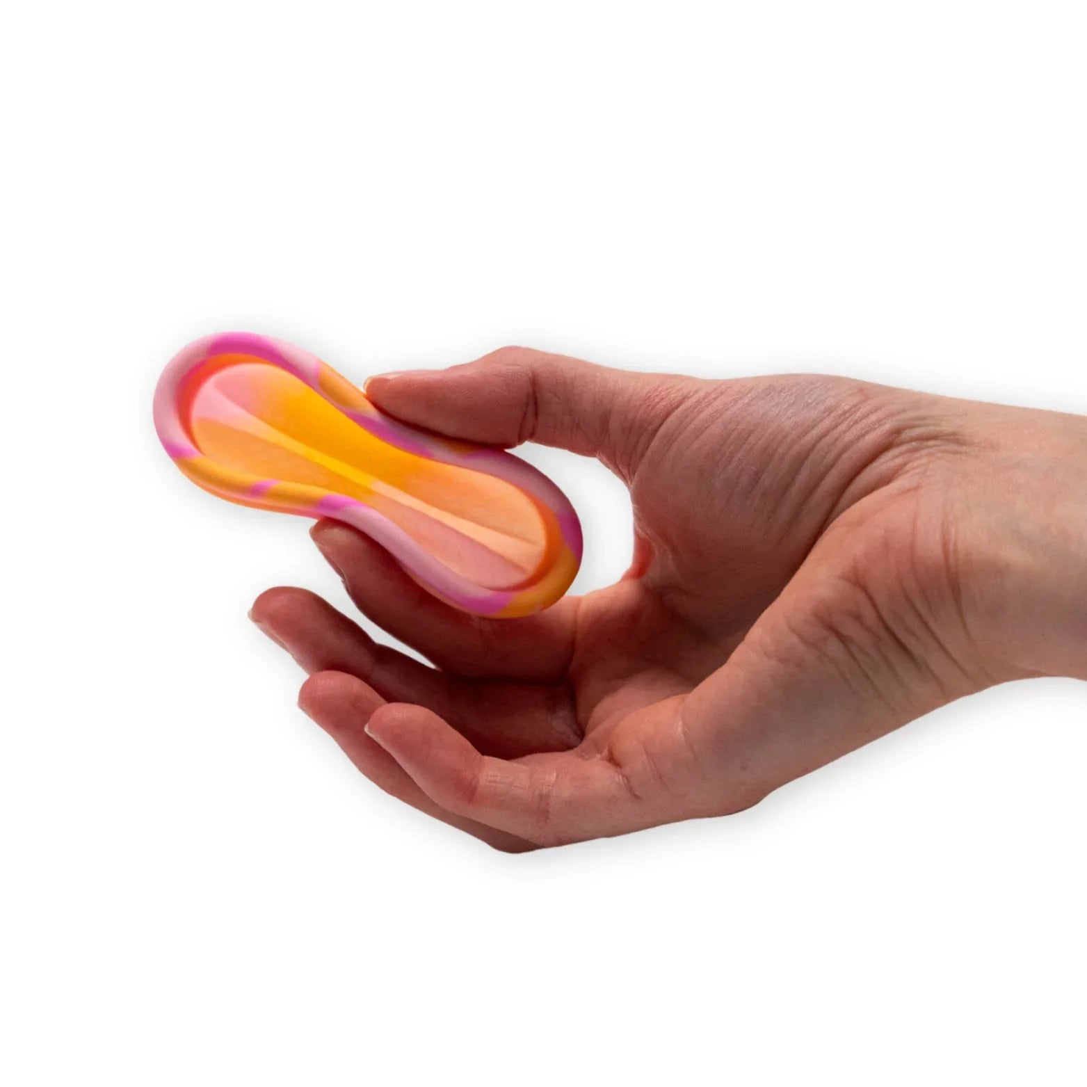 Hand hält farbenfrohen Vibrator in Pink-Orange für intensives Liebesleben