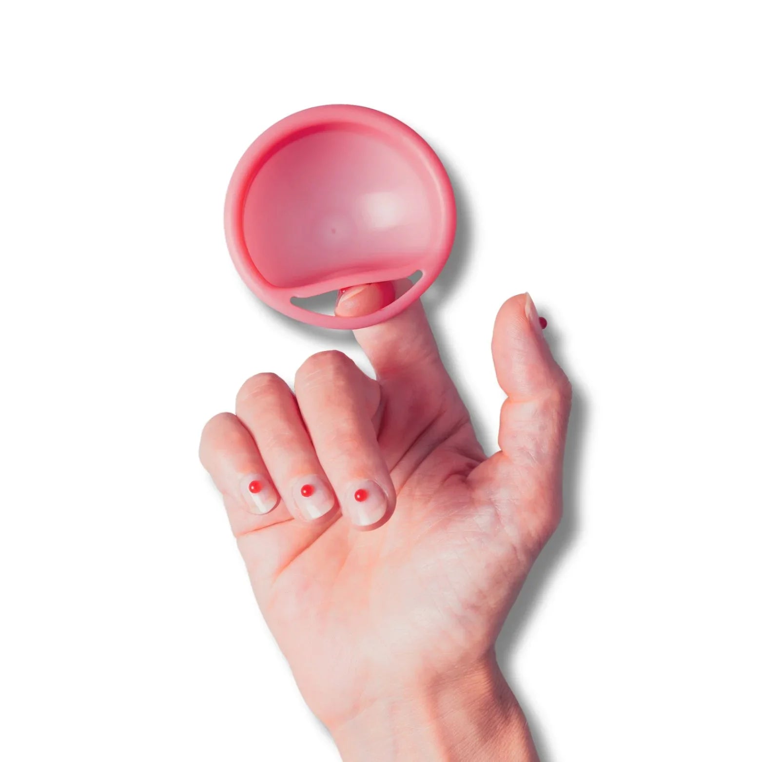 Rosa Silikon-Vaginalring für Intimität und Lust, gehalten in Hand mit roten Nageldesigns