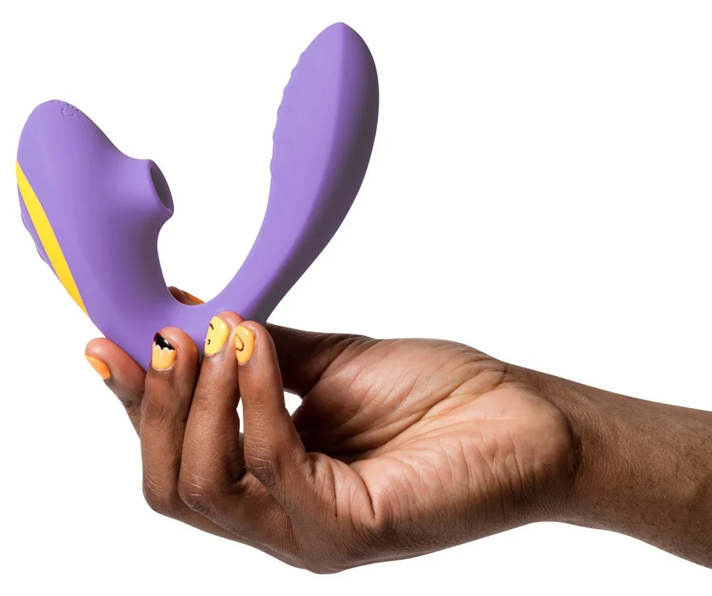 Lila Paarvibrator mit gelbem Streifen wird in Hand gehalten, diskretes Sextoy für Paare