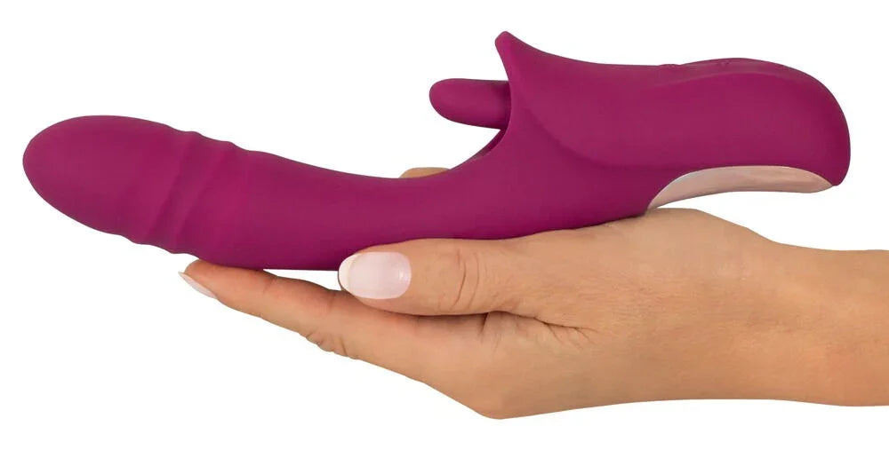 Lila Vibrator aus Silikon mit Klitorisstimulator in einer Hand, Sexspielzeug für Erwachsene
