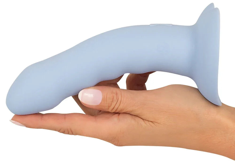 Hellblauer Silikon-Dildo mit Saugnapf, wird von einer Hand gehalten, modernes Erotikspielzeug