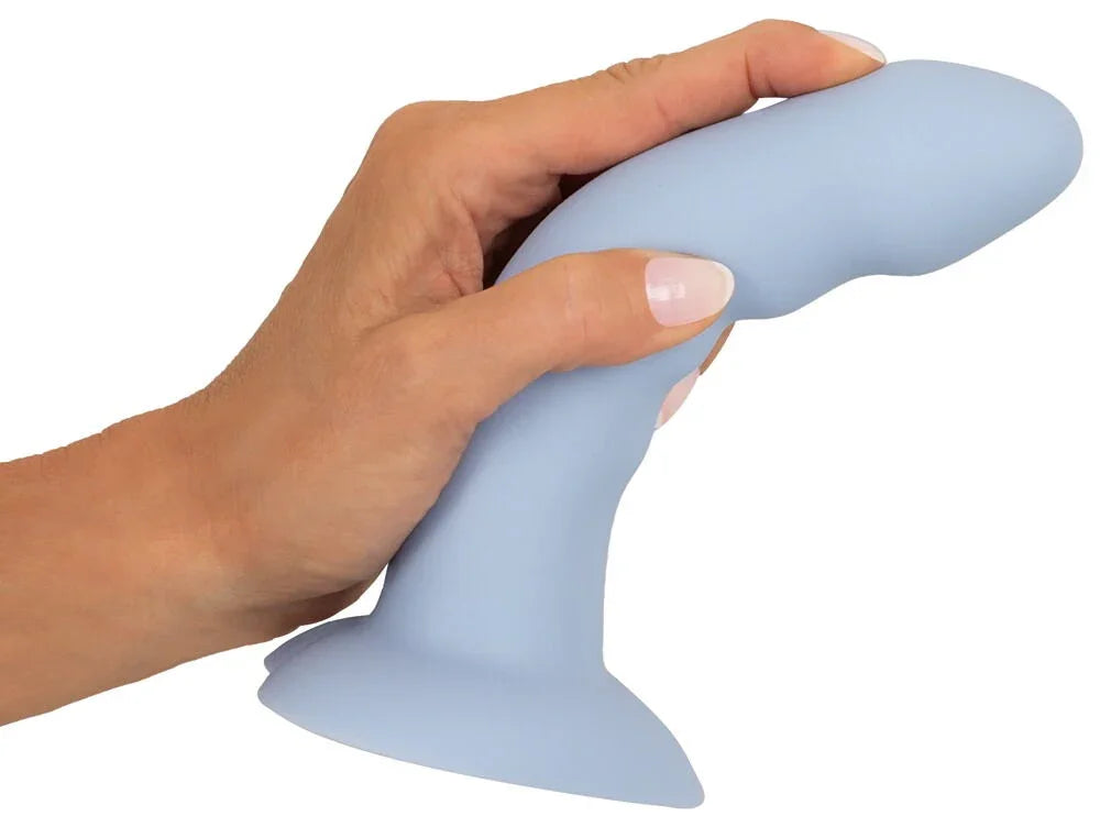Hand hält blauen Silikon-Dildo mit gebogener Form und Saugnapf, Sexspielzeug