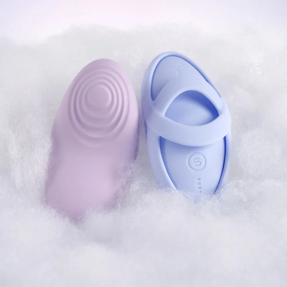 Zarte lila und blaue Vibratoren auf weichem Untergrund – ideal für intime Momente und Liebesleben