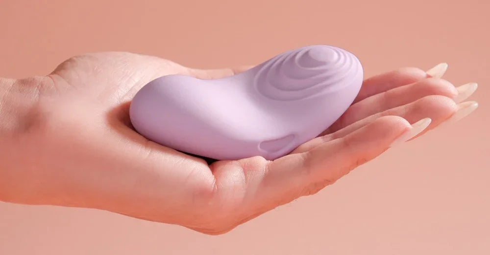Lila Vibrator in Hand – sanftes Design für intime Momente