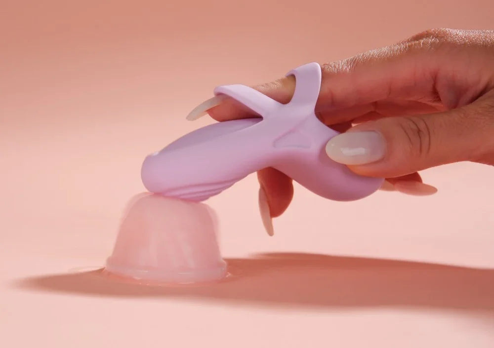 Lila Vibrator mit Fingerhalterung und Gleitgel – Intimspielzeug für mehr Lust