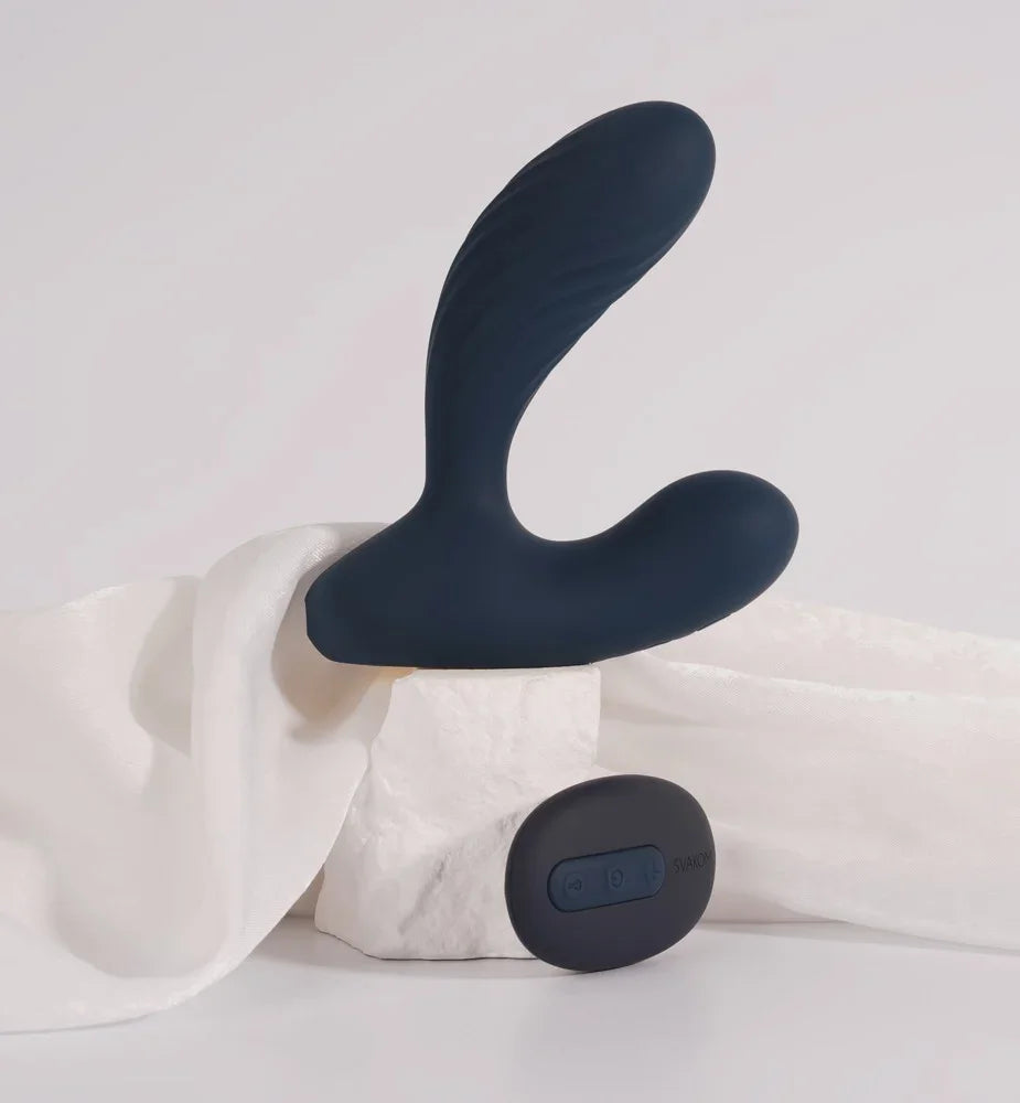 Dunkelblauer G-Punkt-Vibrator mit Fernbedienung auf weißem Stoff – für intensives Liebesleben