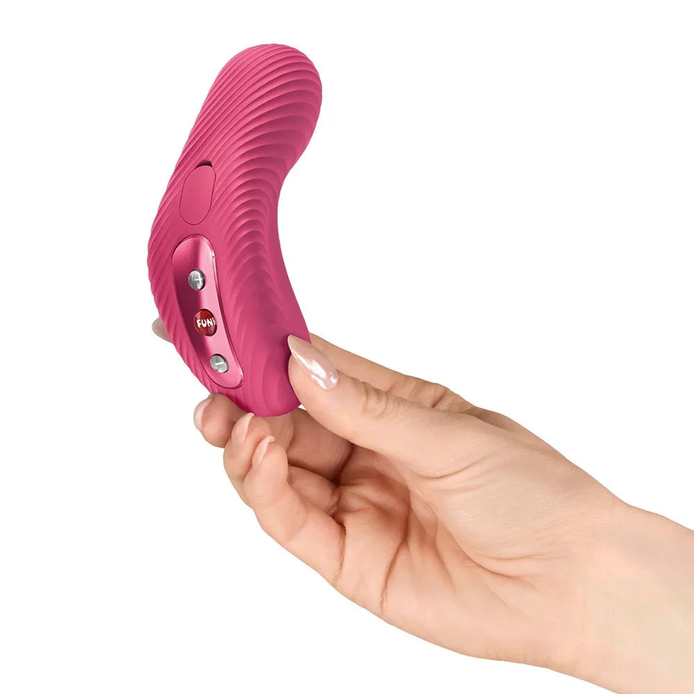 Rosa Vibrator mit Wellenstruktur und Bedienelementen, gehalten in Hand