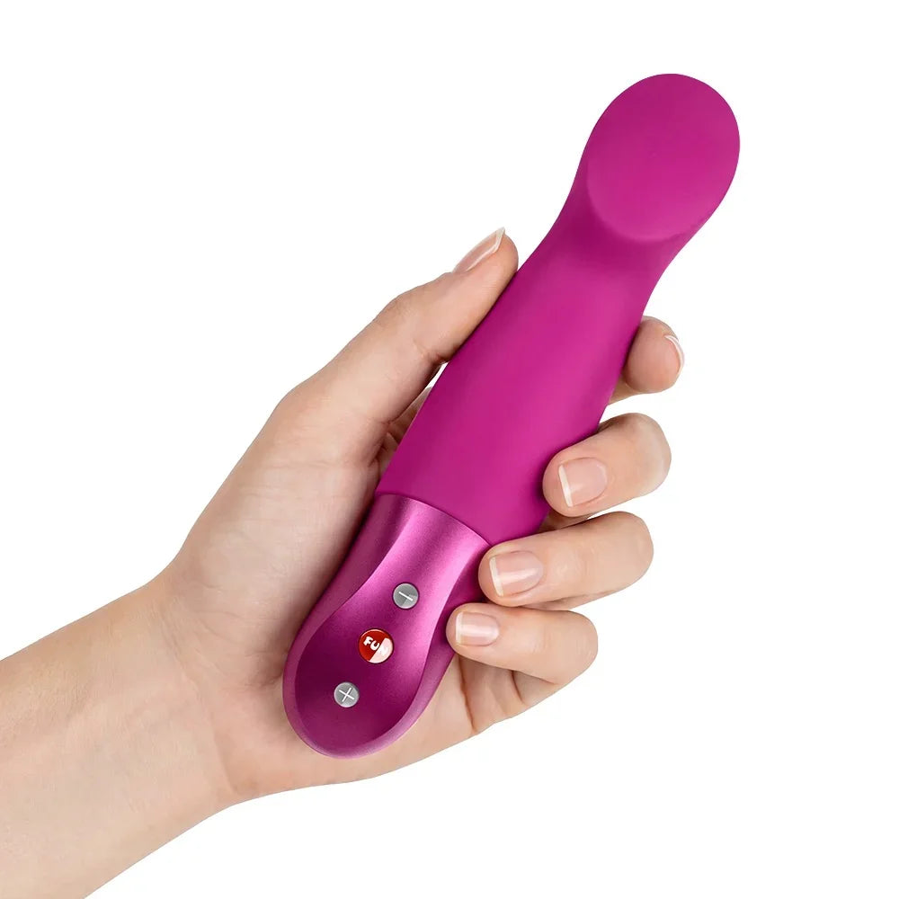 Lila Vibrator in Hand mit Bedienelementen – für erotisches Vergnügen