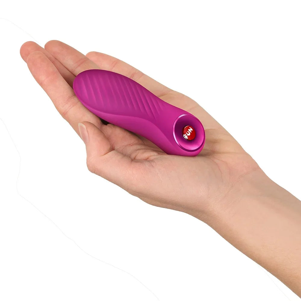 Lila Vibrator mit 'FUN'-Knopf in Hand – diskretes Liebesleben Zubehör