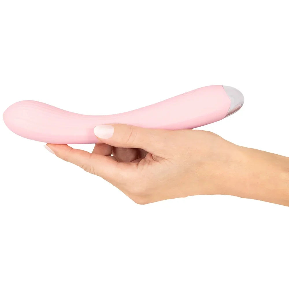 Rosa Vibrator mit welliger Oberfläche, gehalten in der Hand – ideal für intime Momente