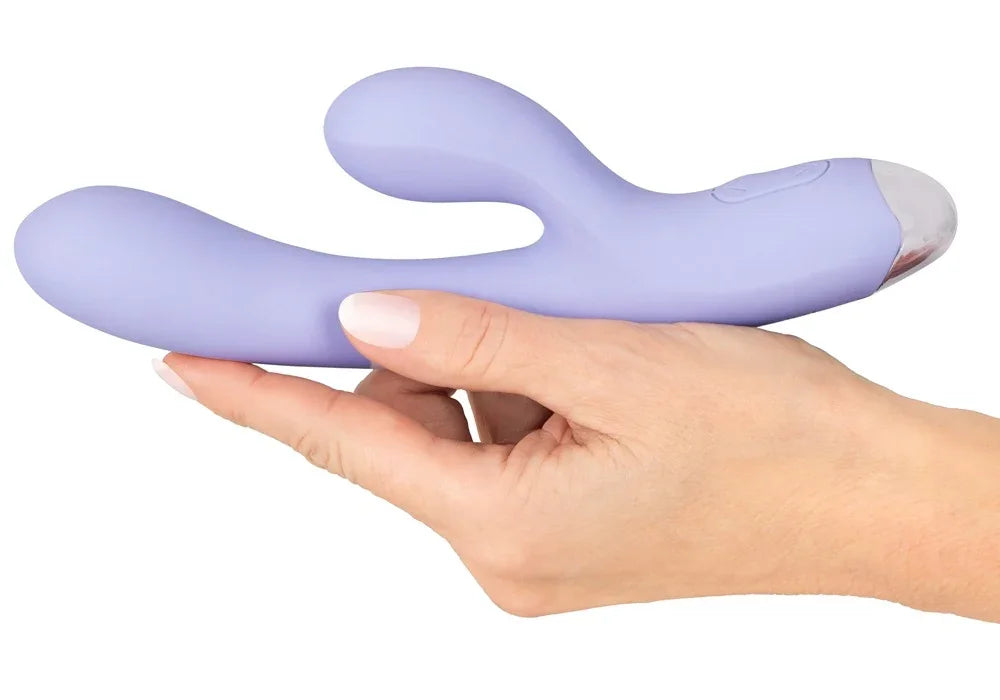 Lila Doppel-Vibrator für intime Stimulation, gehalten in Hand – ideal für das Liebesleben