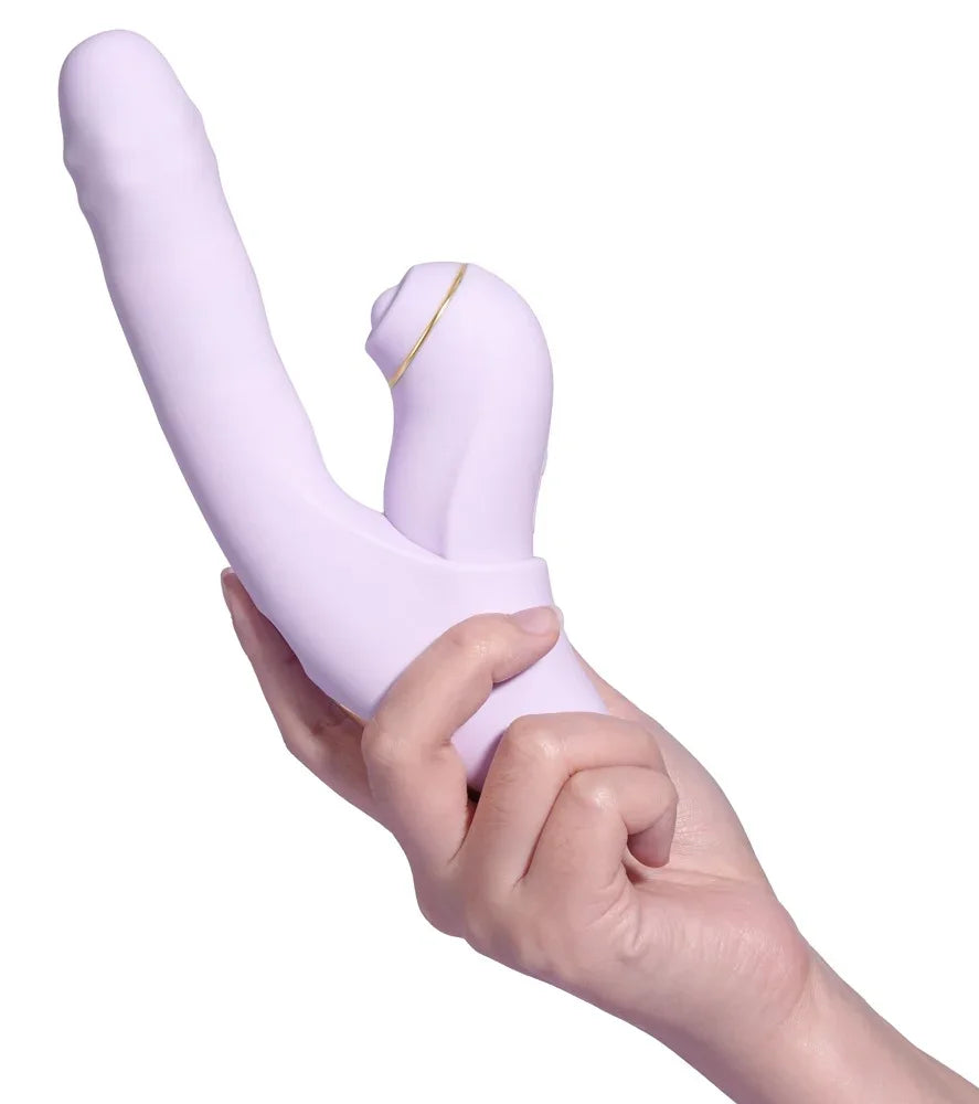 Lila Dildo mit Klitorissimulation, gehalten in Hand – ideal für intimes Vergnügen