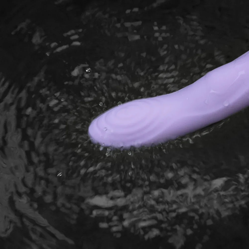 Lila wasserdichter Vibrator im Wasser, ideal für das Liebesleben