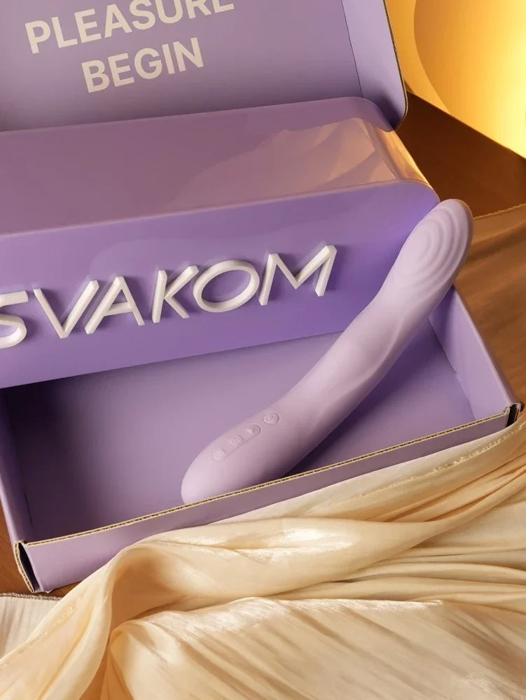 Lila Vibrator in Geschenkbox mit 'PLEASURE BEGIN' – diskret & für alle Sexualitäten