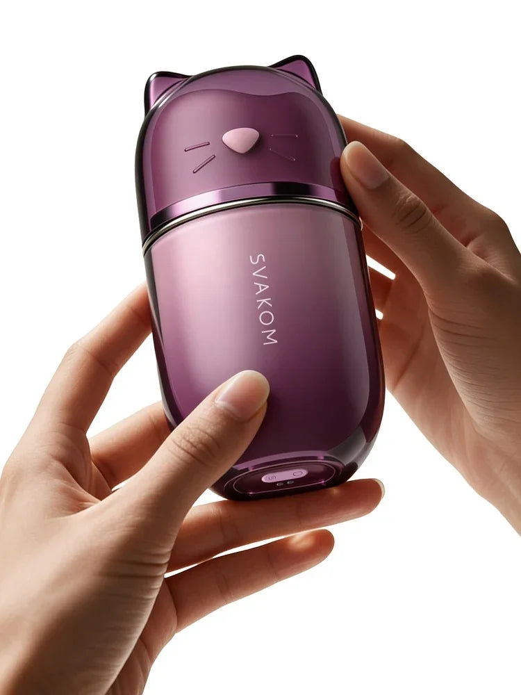 Lila Katzen-Vibrator von SVAKOM, sanft in Händen gehalten – ideal für das Liebesleben
