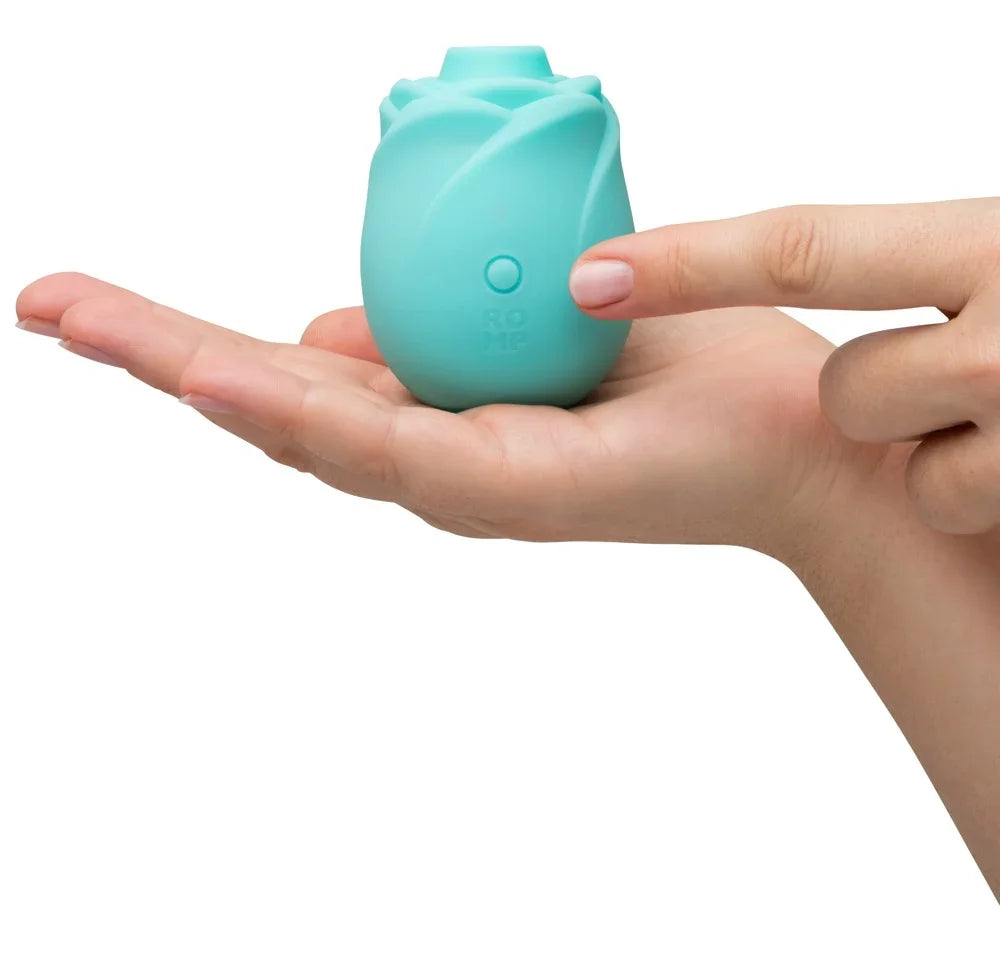 Türkisfarbener Rosen-Vibrator in Hand, diskret & sanft für intime Momente