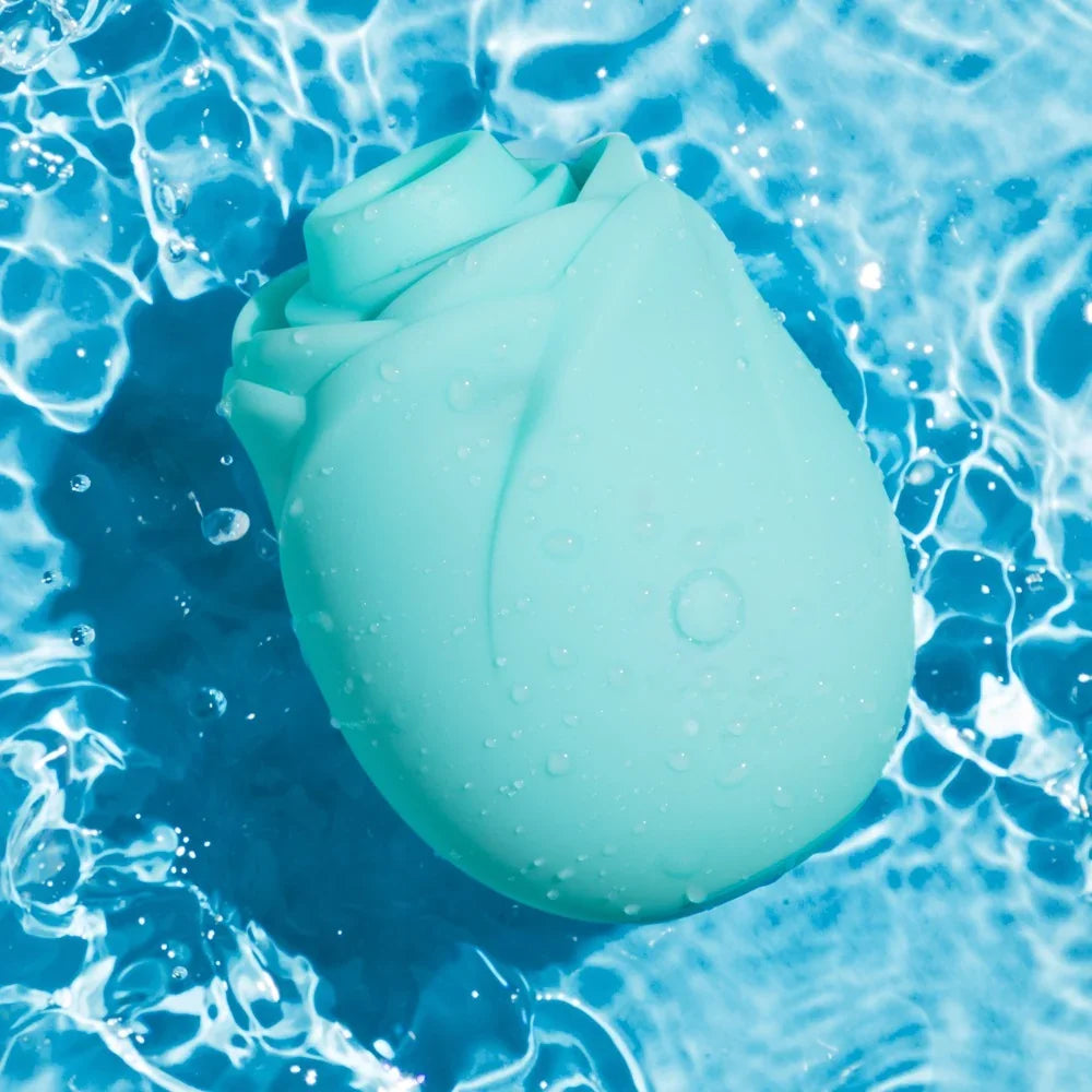Türkisfarbener Rosen-Vibrator im Wasser – wasserdicht & erotisch