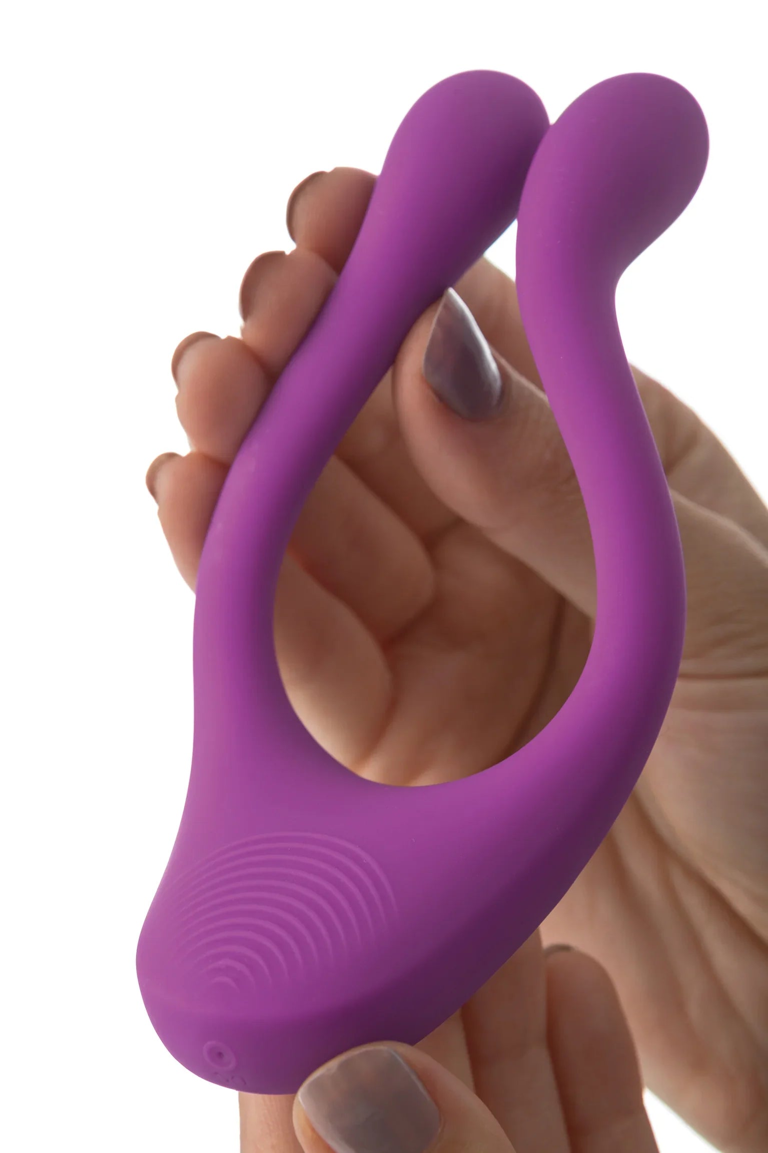 Lila Vibrator mit Doppelkopf für intime Stimulation, gehalten in der Hand