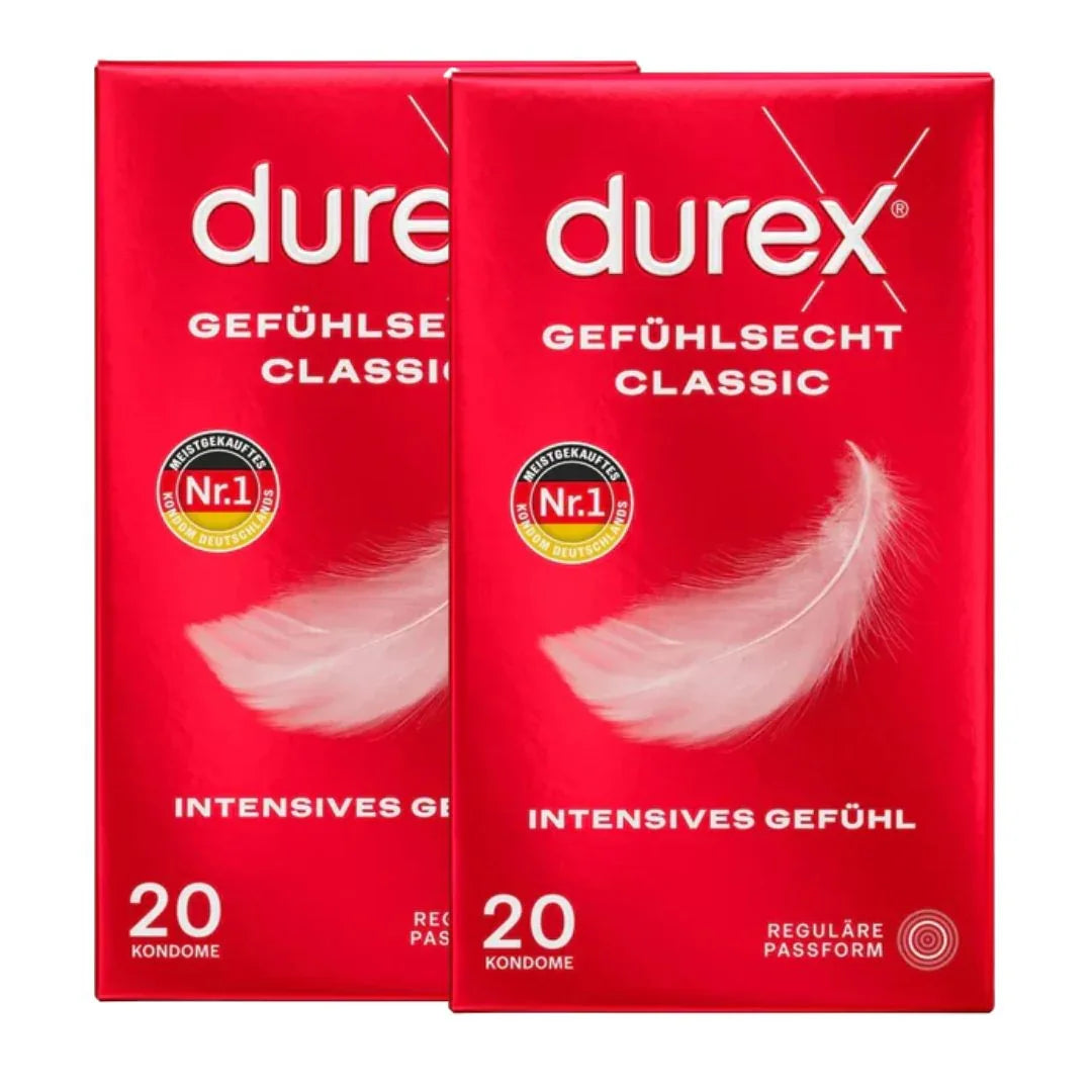 Zwei Durex Gefühlssecht Classic Kondom-Packungen mit Feder auf rotem Hintergrund