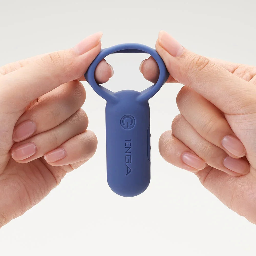 Blaues Tenga Masturbationshilfe für Männer, gehalten in Händen