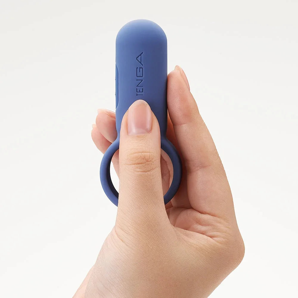 Blaues Tenga-Stimulationsspielzeug in Hand, ideal für intimes Vergnügen und Liebesleben
