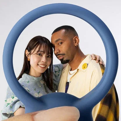 Paar umarmt sich durch blauen Ring – Intimität & Liebe für alle Geschlechter