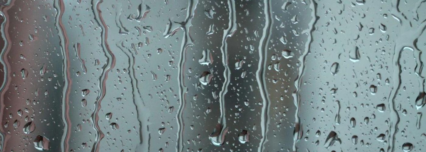 Kondenswasser und Wasserperlen an einer Glasscheibe, Diskretion, Privatsphäre, intim