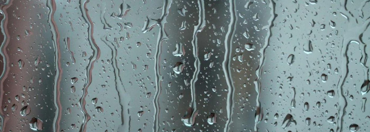 Kondenswasser und Wasserperlen an einer Glasscheibe, Diskretion, Privatsphäre, intim