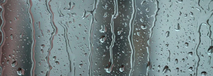 Kondenswasser und Wasserperlen an einer Glasscheibe, Diskretion, Privatsphäre, intim