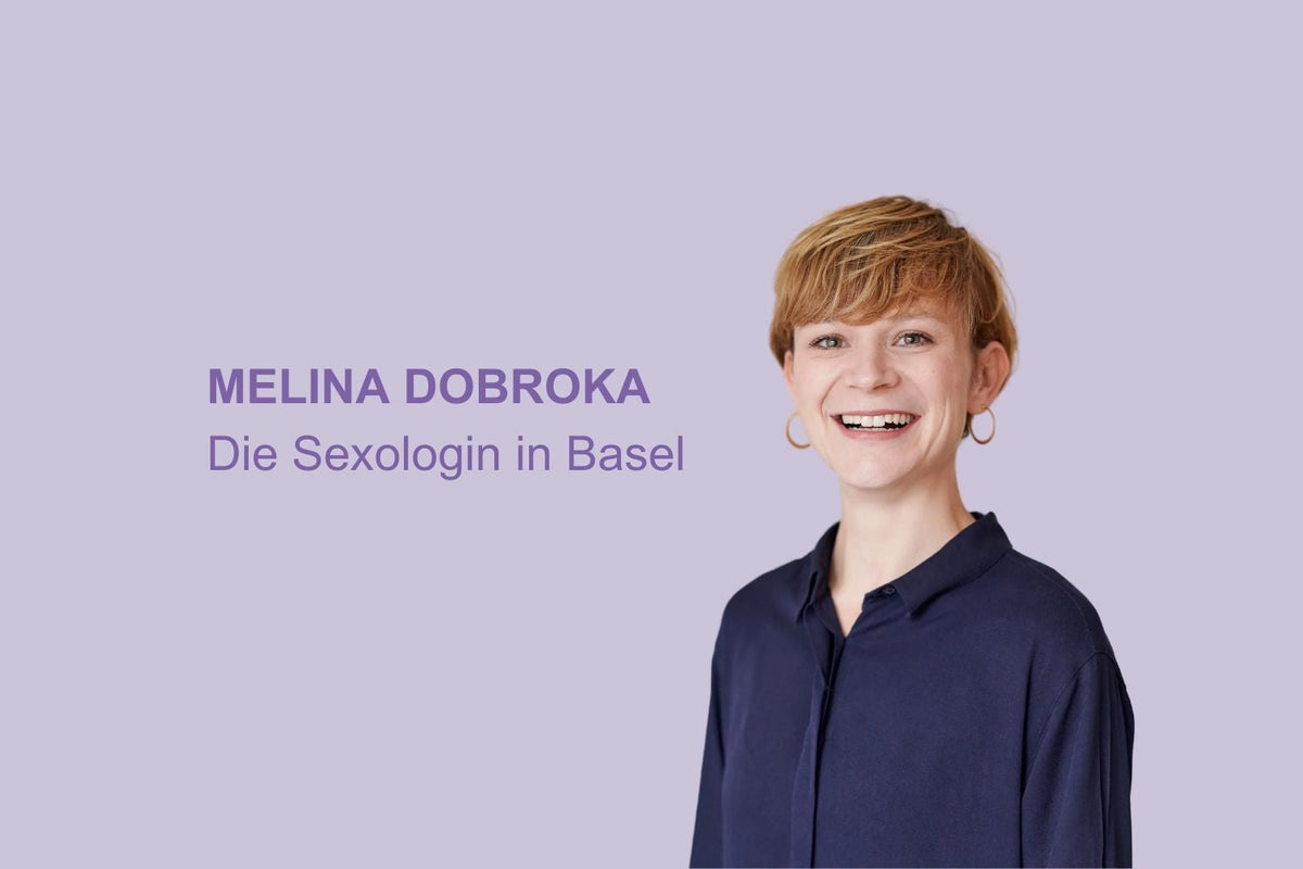 Lächelnde Frau mit kurzem blondem Haar vor lila Hintergrund, Text: Sexologin in Basel