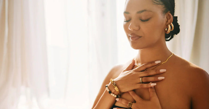 Frau entspannt mit geschlossenen Augen, Hände auf Brust, Sinnlichkeit und Selbstfürsorge