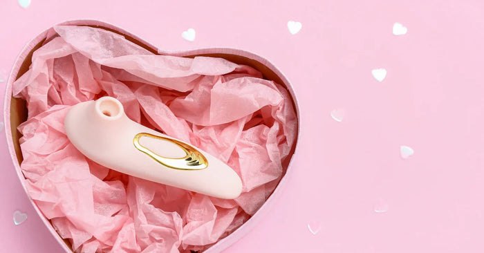 Moderner Auflegevibrator in Geschenkbox mit rosa Papier, erotische Accessoires, Liebesleben