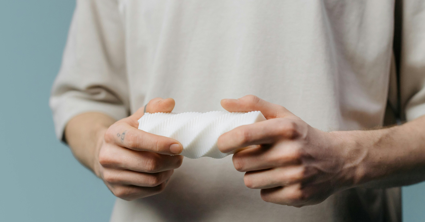 Mann hält Masturbator in den Händen