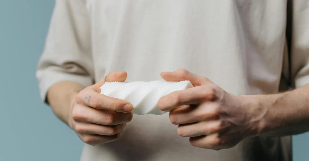 Person hält weißen Masturbator, Sexspielzeug für das Liebesleben, neutraler Hintergrund