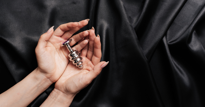Hände mit Analplug